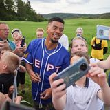 Ganz entspannt: Benjamin Henrichs von RB Leipzig macht Selfies mit wartenden Fans auf dem Weg zum Eingang des Hotels. 