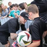 David Raum ist wie Sané angeschlagen, für Autogramme der jungen Anhänger ist er aber fit genug.