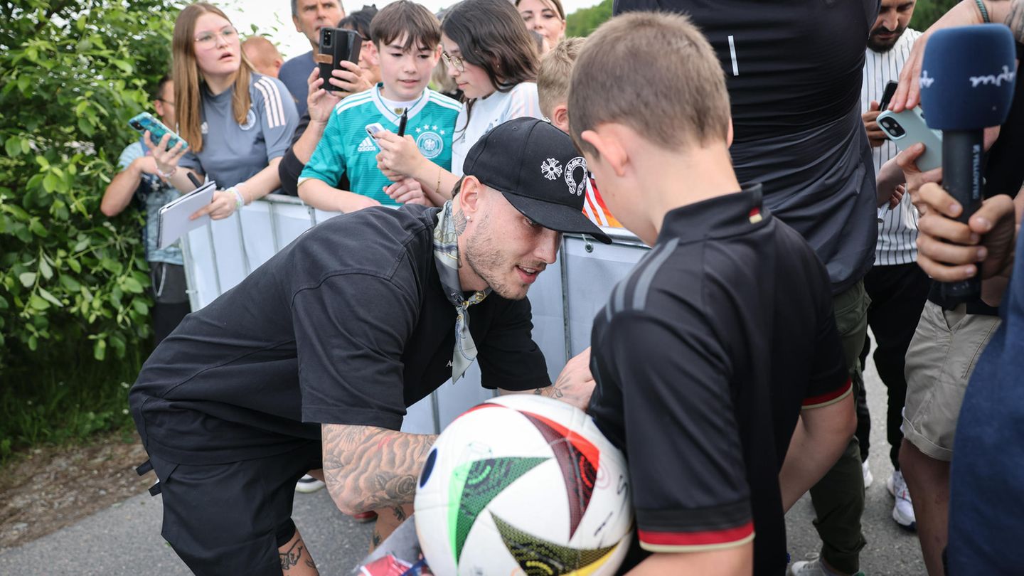 David Raum ist wie Sané angeschlagen, für Autogramme der jungen Anhänger ist er aber fit genug.