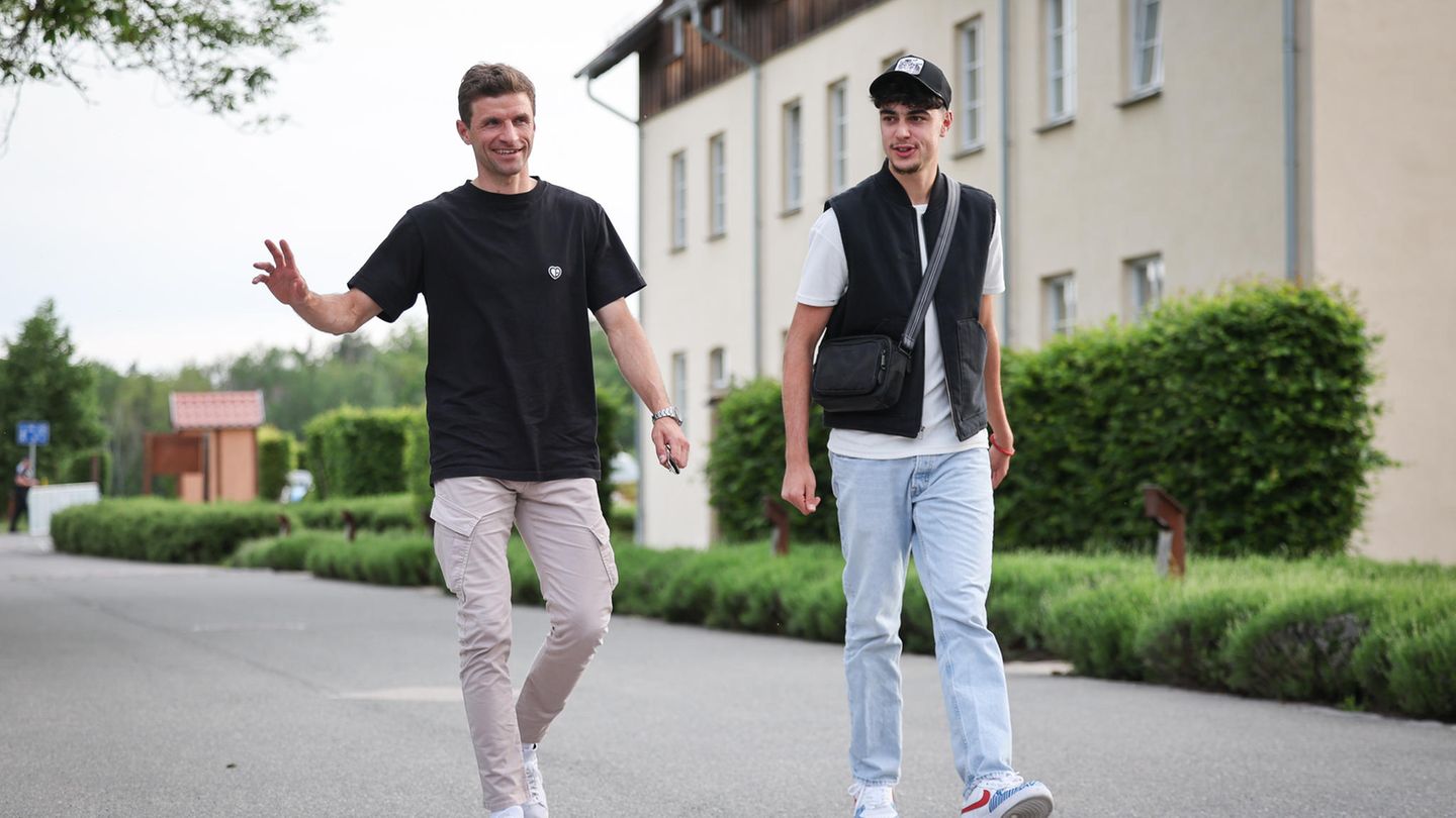 Spaziergang der Generationen: Thomas Müller (l.), 34 Jahre alt, und Aleksandar Pavlovic, 20 Jahre alt, beide vom FC Bayern, schauen sich auf dem Hotelgelände um.