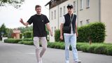 Spaziergang der Generationen: Thomas Müller (l.), 34 Jahre alt, und Aleksandar Pavlovic, 20 Jahre alt, beide vom FC Bayern, schauen sich auf dem Hotelgelände um.