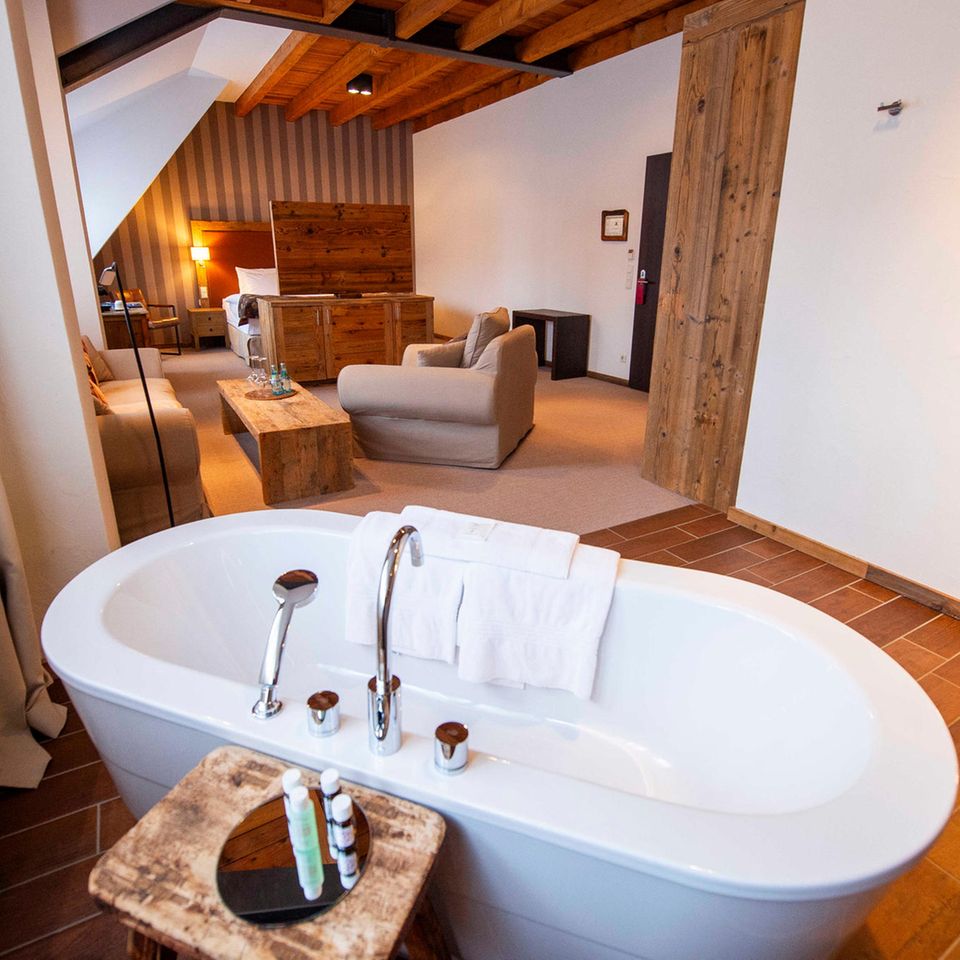 Ein offenes Badezimmer mit schicker Badewanne darf nicht fehlen.