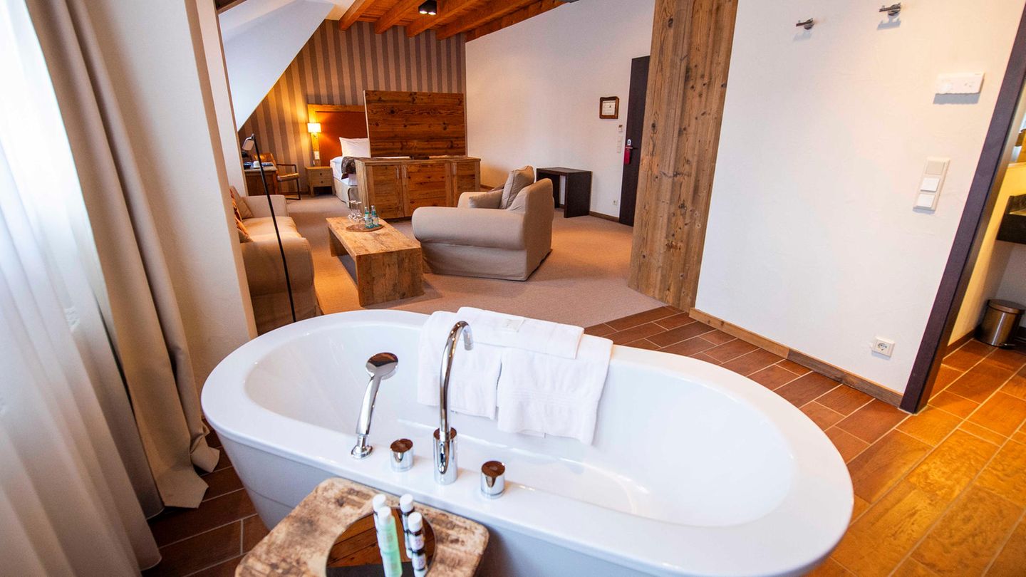 Ein offenes Badezimmer mit schicker Badewanne darf nicht fehlen.