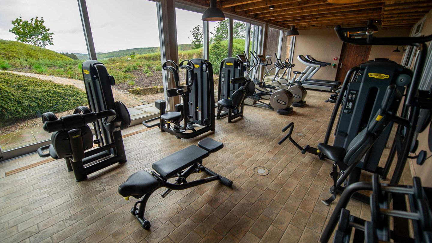 Wer nicht genug vom Training bekommt, kann im Fitnessraum mit Blick auf die grüne Hügellandschaft weiter schwitzen.