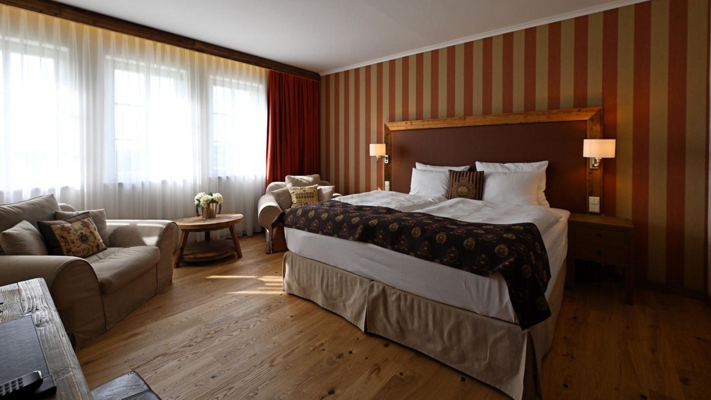 Genächtigt wird in kleinen Apartments mit großem Doppelbett.