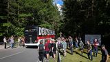 Bei der Ankunft am Sonntag begrüßen zahlreiche Fans das Team, das im Bus anreist.