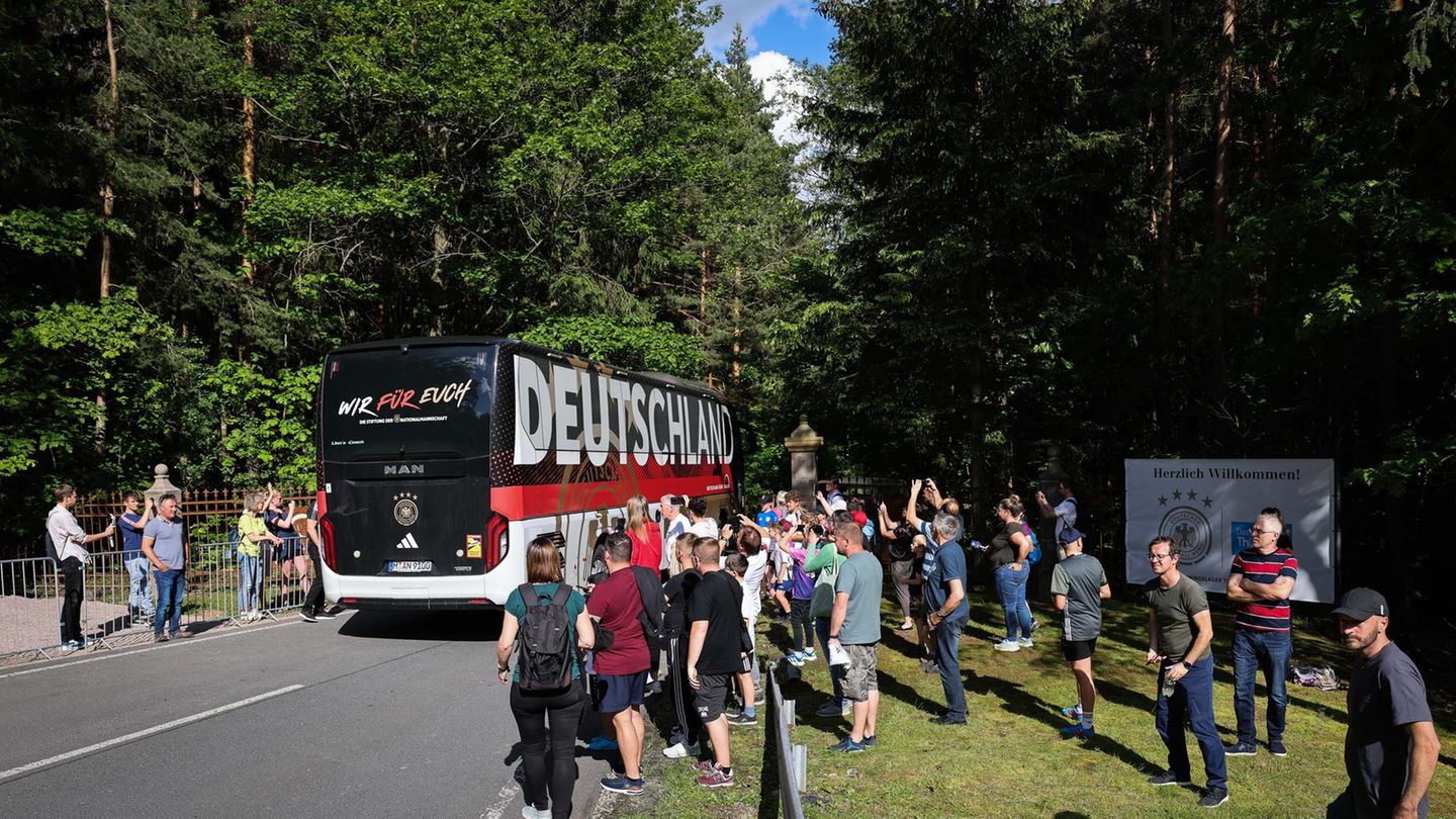 Bei der Ankunft am Sonntag begrüßen zahlreiche Fans das Team, das im Bus anreist.