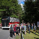 Bei der Ankunft am Sonntag begrüßen zahlreiche Fans das Team, das im Bus anreist.