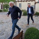 DFB-Sportdirektor Rudi Völler (l.) ist auch dabei. Hier bringt er sich gemeinsam mit Matthias Grafe, Hotelchef des Resorts, vor einem Regenschauer in Sicherheit.