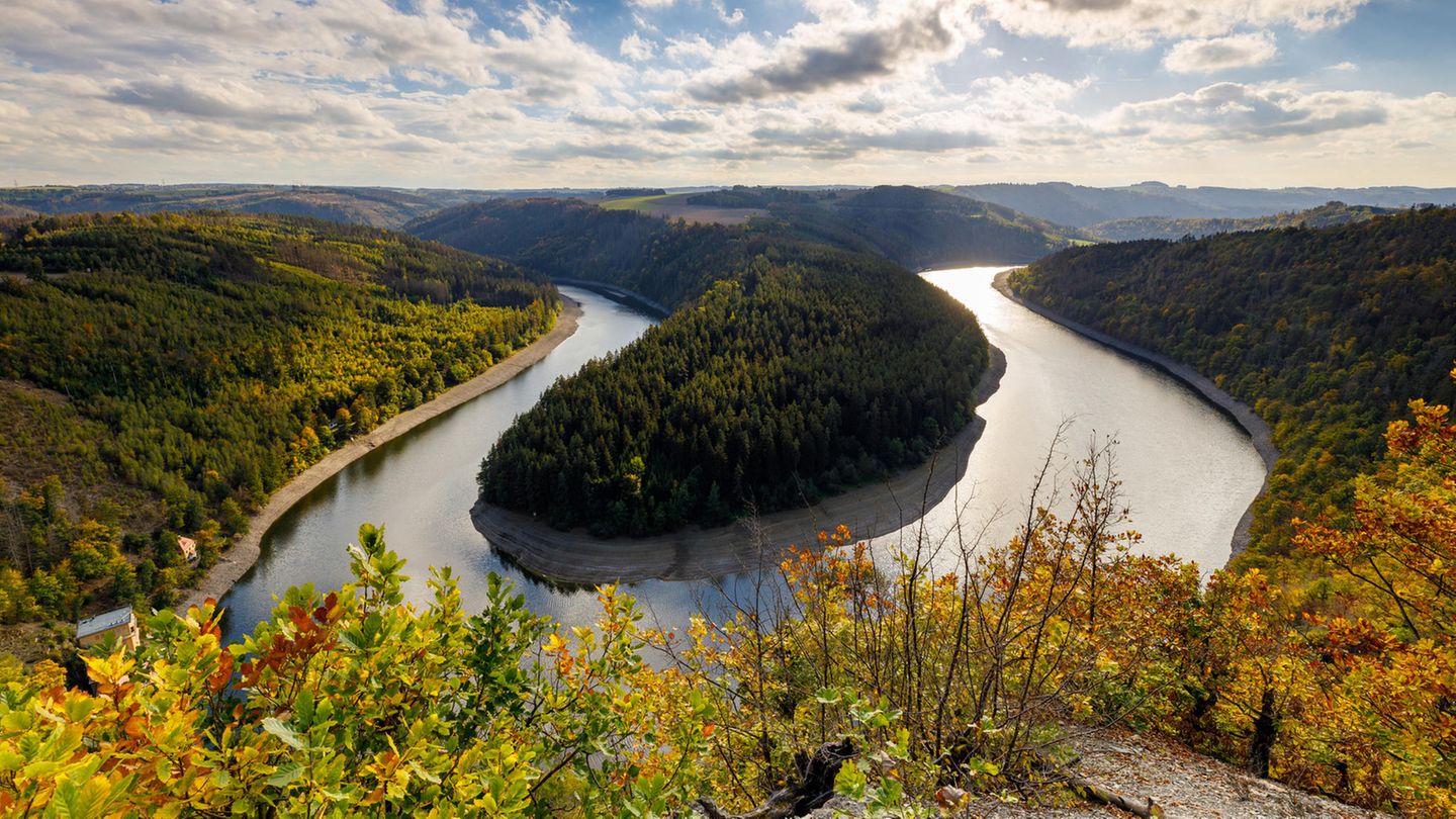 Zehn starke Ehrenämter: Ehrenrunde: Wandern für den Reiseführer Das wunderschöne Vessertal m Thüringer Wald ist für Wanderer ein Traum. Die Verwaltung des Naturschutzgebietes bietet auf ihrer Webseite Wanderrouten aller Schweregrade an. Die Liste ist etwas in die Jahre gekommen. Die Routen müssten überprüft neue Touren erstellt werden. Dafür werden Test-Wanderer gesucht. Ihr Job: Mit Karte, GPS und Kamera bewaffnet die Routen ablaufen, ihren Zustand dokumentieren und Vorschläge für Verbesserungen machen. Tausende Wanderer werden in den kommenden Jahren dankbar für die guten Wegbeschreibungen sein. Ehrenrunde: Wandern für den Reiseführer Das wunderschöne Vessertal m Thüringer Wald ist für Wanderer ein Traum. Die Verwaltung des Naturschutzgebietes bietet auf ihrer Webseite Wanderrouten aller Schweregrade an. Die Liste ist etwas in die Jahre gekommen. Die Routen müssten überprüft neue Touren erstellt werden. Dafür werden Test-Wanderer gesucht. Ihr Job: Mit Karte, GPS und Kamera bewaffnet die Routen ablaufen, ihren Zustand dokumentieren und Vorschläge für Verbesserungen machen. Tausende Wanderer werden in den kommenden Jahren dankbar für die guten Wegbeschreibungen sein.