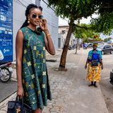 Model in bunter Kleidung