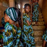 Familie in gleichem Muster gekleidet