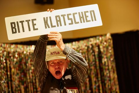 Mit vollem Einsatz: Auf der Bühne vergessen die Seniorinnen und Senioren alles andere.