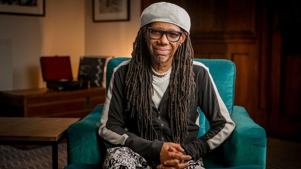 Szene aus "Camden"Nile Rogers im Sessel