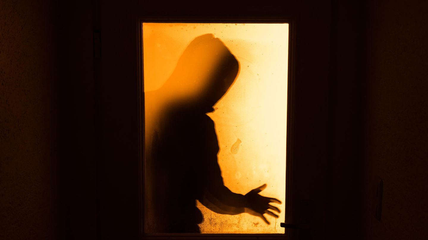 Einbrecher auf einem inszenierten Foto Einbrecher auf einem inszenierten Foto