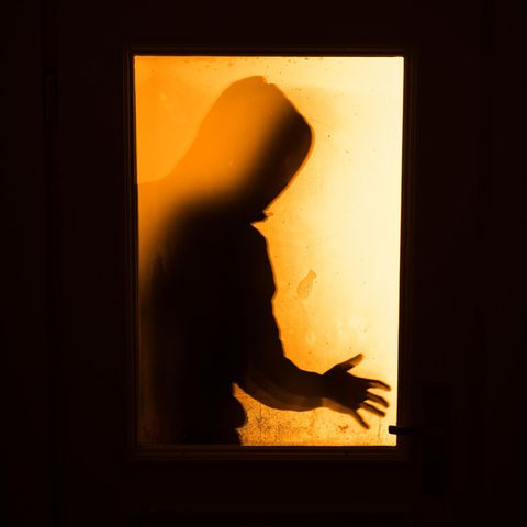 Einbrecher auf einem inszenierten Foto