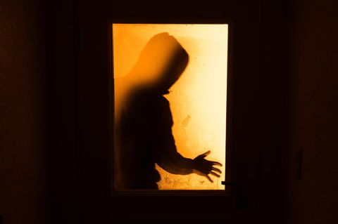 Einbrecher auf einem inszenierten Foto