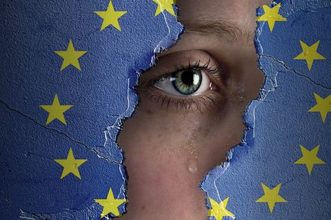 Symbolbild Metoo vor der Europawahl: Ein weinendes Auge Hinter einer zerbrochenen Wand mit EU-Sternen darauf