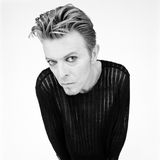 Portrait von David Bowie in Schwarzweiß