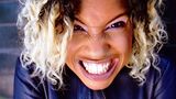 Die Schwedische Sängerin Neneh Cherry grinst in die Kamera