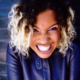 Die Schwedische Sängerin Neneh Cherry grinst in die Kamera