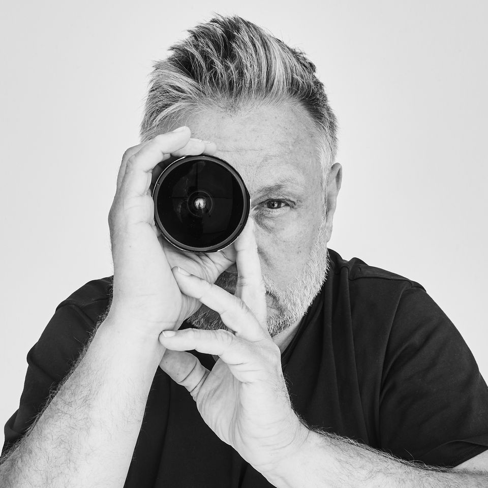 Selbstportrait des Fotografen Rankin, mit Kamera vor dem Gesicht