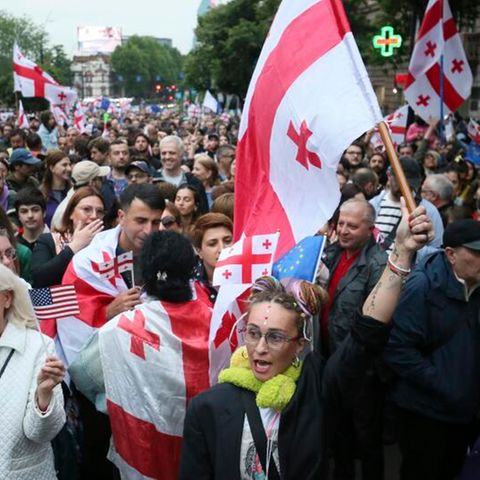 Demonstranten mit georgischen Nationalflaggen versammeln sich während eines Protestes der Opposition