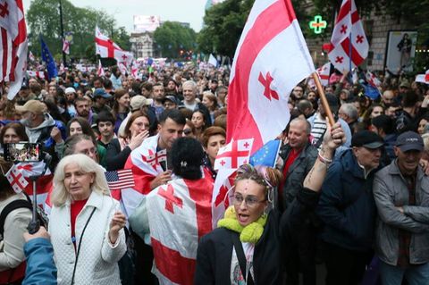 Demonstranten mit georgischen Nationalflaggen versammeln sich während eines Protestes der Opposition