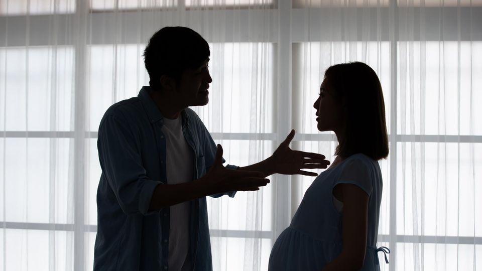 Ein Mann diskutiert heftig mit einer schwangeren Frau