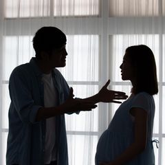 Ein Mann diskutiert heftig mit einer schwangeren Frau
