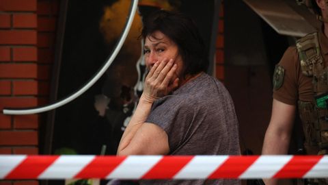 Weinende Frau nach dem Angriff auf ein Bürogebäude in Charkiw am Samstag