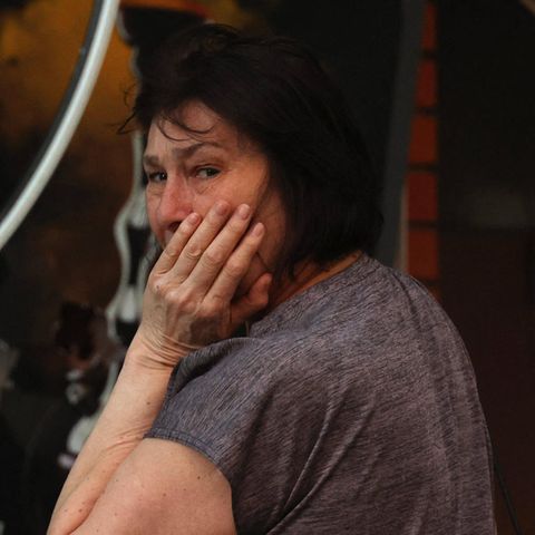 Weinende Frau nach dem Angriff auf ein Bürogebäude in Charkiw am Samstag