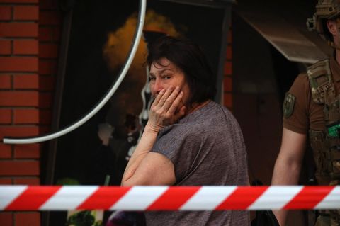 Weinende Frau nach dem Angriff auf ein Bürogebäude in Charkiw am Samstag