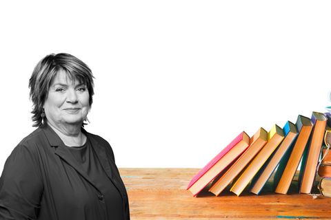 Christine Westermann vor einem Bücherstapel