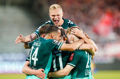 Regensburgs Torschütze Dominik Kother (rechts) jubelt mit seinen Mannschaftskollegen beim Rückspiel der Relegation