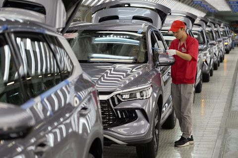 Heimliche Subventionen in China für die Autoindustrie? Ein Arbeiter prüft die Qualität eines E-Autos der Marke BYD in Zhengzhou.