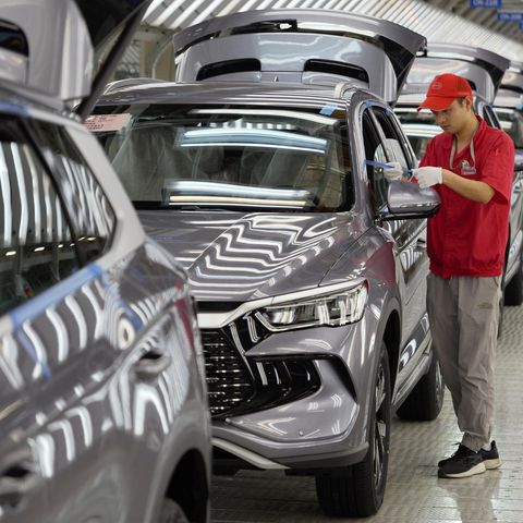 Heimliche Subventionen in China für die Autoindustrie? Ein Arbeiter prüft die Qualität eines E-Autos der Marke BYD in Zhengzhou.