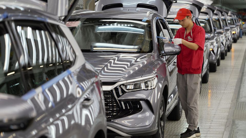 Heimliche Subventionen für Chinas Autoindustrie? Ein Arbeiter prüft in Zhengzhou die Qualität eines Elektroautos von BYD.