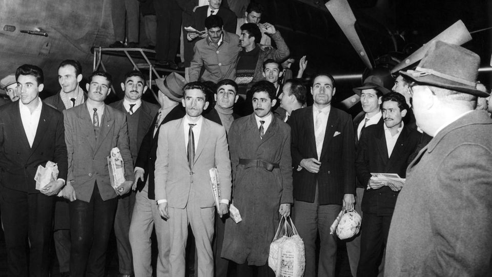 55 türkische Gastarbeiter 1961 am Flughafen Düsseldorf. Anfangs kamen Männer, später holten sie Frauen und Kinder nach. Deutschland war dringend auf ausländische Arbeitskräfte angewiesen
