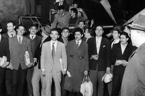 55 türkische Gastarbeiter 1961 am Flughafen Düsseldorf. Anfangs kamen Männer, später holten sie Frauen und Kinder nach. Deutschland war dringend auf ausländische Arbeitskräfte angewiesen