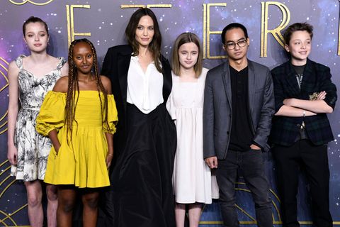 ... hat Angelina Jolie selbst eine Reihe an "Nepo-Babys" vorzuweisen. Ihre Kinder mit Ex-Mann Brad Pitt haben gleich zwei prominente Elternteile im Rücken.Tochter Vivienne stand schon als Fünfjährige neben ihrer Mutter in der Disney-Verfilmung "Maleficent - die dunkle Fee" vor der Kamera, Tochter Zahara durfte mit 14 Jahren eine eigene Schmuckkollektion zu Charity-Zwecken entwerfen und sowohl Shiloh als auch Knox haben sich bereits als Synchronsprecher ausprobiert.