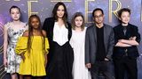 ... hat Angelina Jolie selbst eine Reihe an "Nepo-Babys" vorzuweisen. Ihre Kinder mit Ex-Mann Brad Pitt haben gleich zwei prominente Elternteile im Rücken.Tochter Vivienne stand schon als Fünfjährige neben ihrer Mutter in der Disney-Verfilmung "Maleficent - die dunkle Fee" vor der Kamera, Tochter Zahara durfte mit 14 Jahren eine eigene Schmuckkollektion zu Charity-Zwecken entwerfen und sowohl Shiloh als auch Knox haben sich bereits als Synchronsprecher ausprobiert.