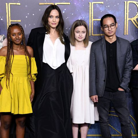 Von Jolie-Pitt bis Gerber: ... hat Angelina Jolie selbst eine Reihe an "Nepo-Babys" vorzuweisen. Ihre Kinder mit Ex-Mann Brad Pitt haben gleich zwei prominente Elternteile im Rücken.Tochter Vivienne stand schon als Fünfjährige neben ihrer Mutter in der Disney-Verfilmung "Maleficent - die dunkle Fee" vor der Kamera, Tochter Zahara durfte mit 14 Jahren eine eigene Schmuckkollektion zu Charity-Zwecken entwerfen und sowohl Shiloh als auch Knox haben sich bereits als Synchronsprecher ausprobiert. ... hat Angelina Jolie selbst eine Reihe an "Nepo-Babys" vorzuweisen. Ihre Kinder mit Ex-Mann Brad Pitt haben gleich zwei prominente Elternteile im Rücken.Tochter Vivienne stand schon als Fünfjährige neben ihrer Mutter in der Disney-Verfilmung "Maleficent - die dunkle Fee" vor der Kamera, Tochter Zahara durfte mit 14 Jahren eine eigene Schmuckkollektion zu Charity-Zwecken entwerfen und sowohl Shiloh als auch Knox haben sich bereits als Synchronsprecher ausprobiert.