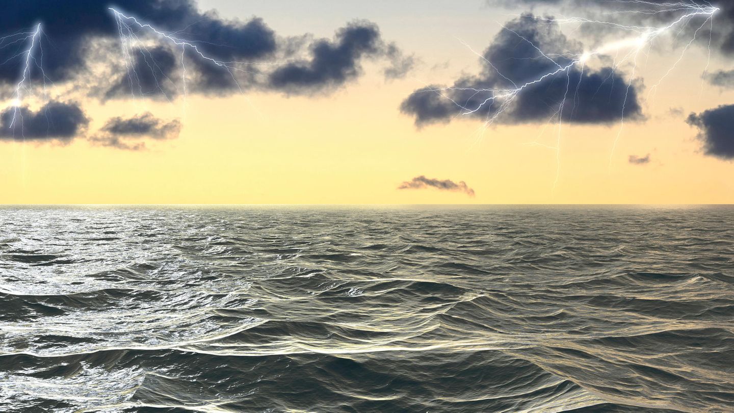 Blitze zucken während eines Sturms über dem Atlantik