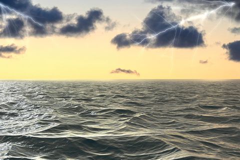 Blitze zucken während eines Sturms über dem Atlantik