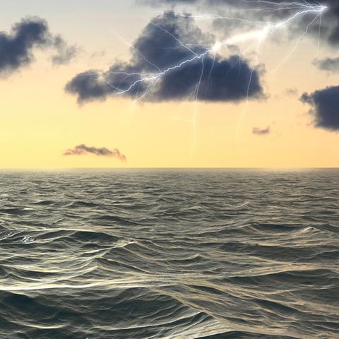 Blitze zucken während eines Sturms über dem Atlantik