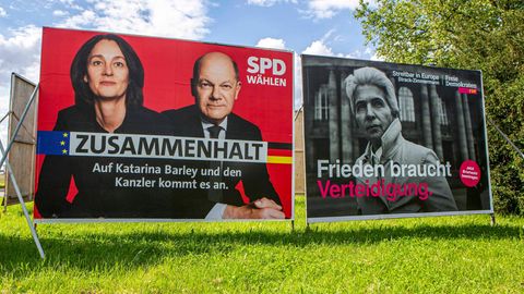 Beide derzeit groß auf Plakaten: Marie-Agnes Strack-Zimmermann (rechts für die FDP) und Bundeskanzler Olaf Scholz