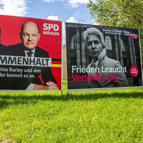 Beide derzeit groß auf Plakaten: Marie-Agnes Strack-Zimmermann (rechts für die FDP) und Bundeskanzler Olaf Scholz