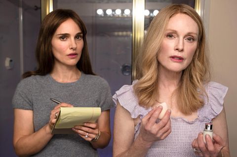 Filmszene aus "May December" mit Natalie Portmann und Julianne Moore. Die beiden Frauen stehen gemeinsam vor dem Spiegel