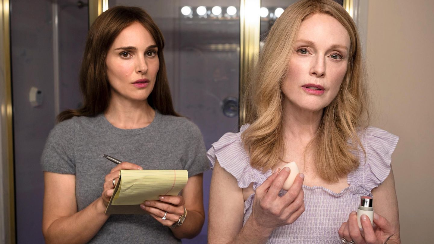 Filmszene aus "May December" mit Natalie Portmann und Julianne Moore. Die beiden Frauen stehen gemeinsam vor dem Spiegel